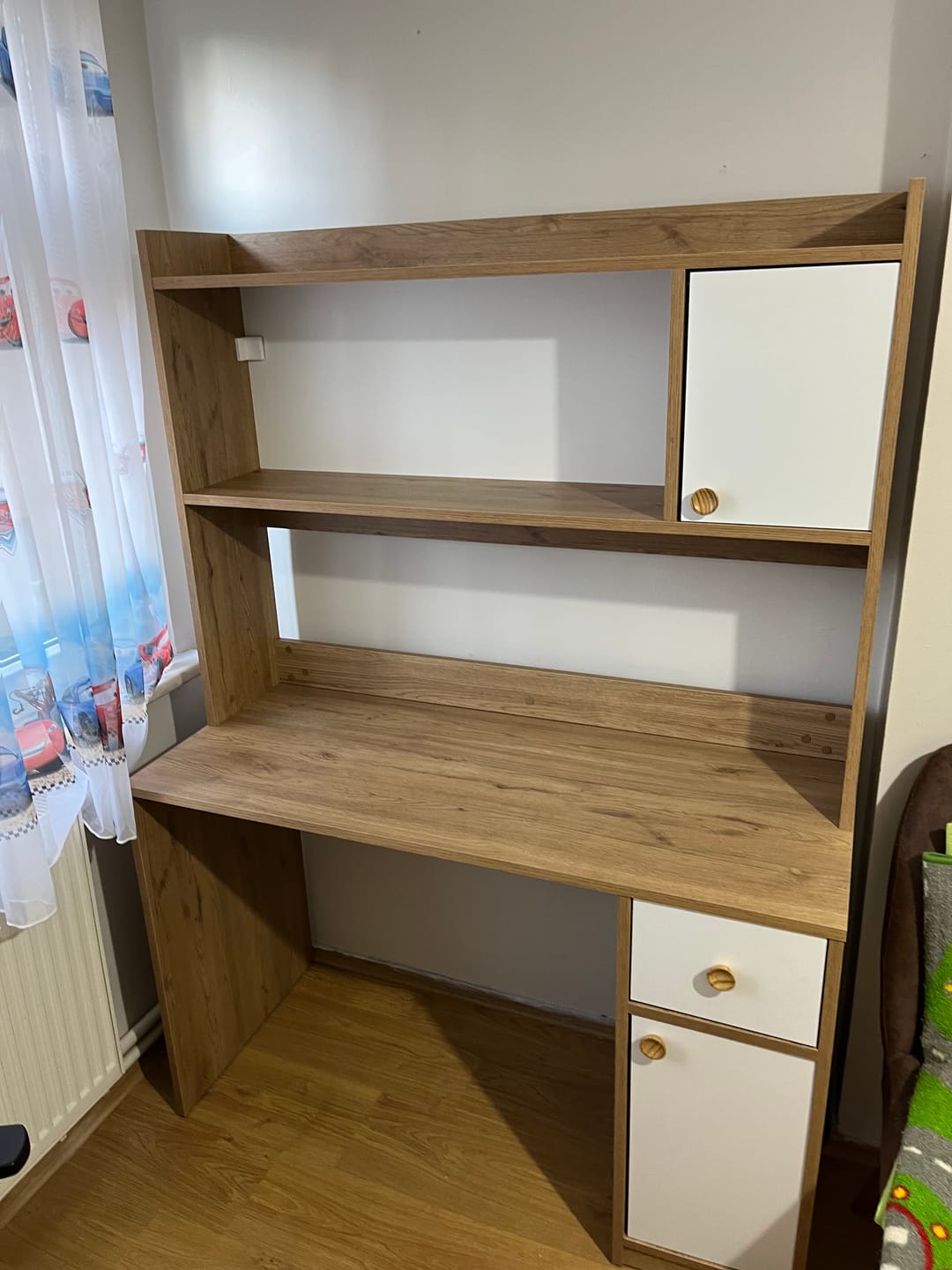 Customer photo review of Rani HA127 Kitaplıklı Raflı 2 Kapaklı 1 Çekmeceli Çalışma Ofis Bilgisayar Masası Sepet Ceviz - Beyaz