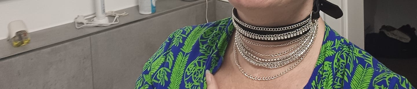 Customer photo review of SiaLinda: Halsband Daisy Kettchen & Kristall silber oder gold, Veloursleder, schwarz