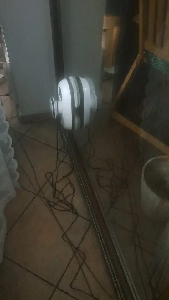 Customer photo review of Robot Limpia Cristales con control remoto