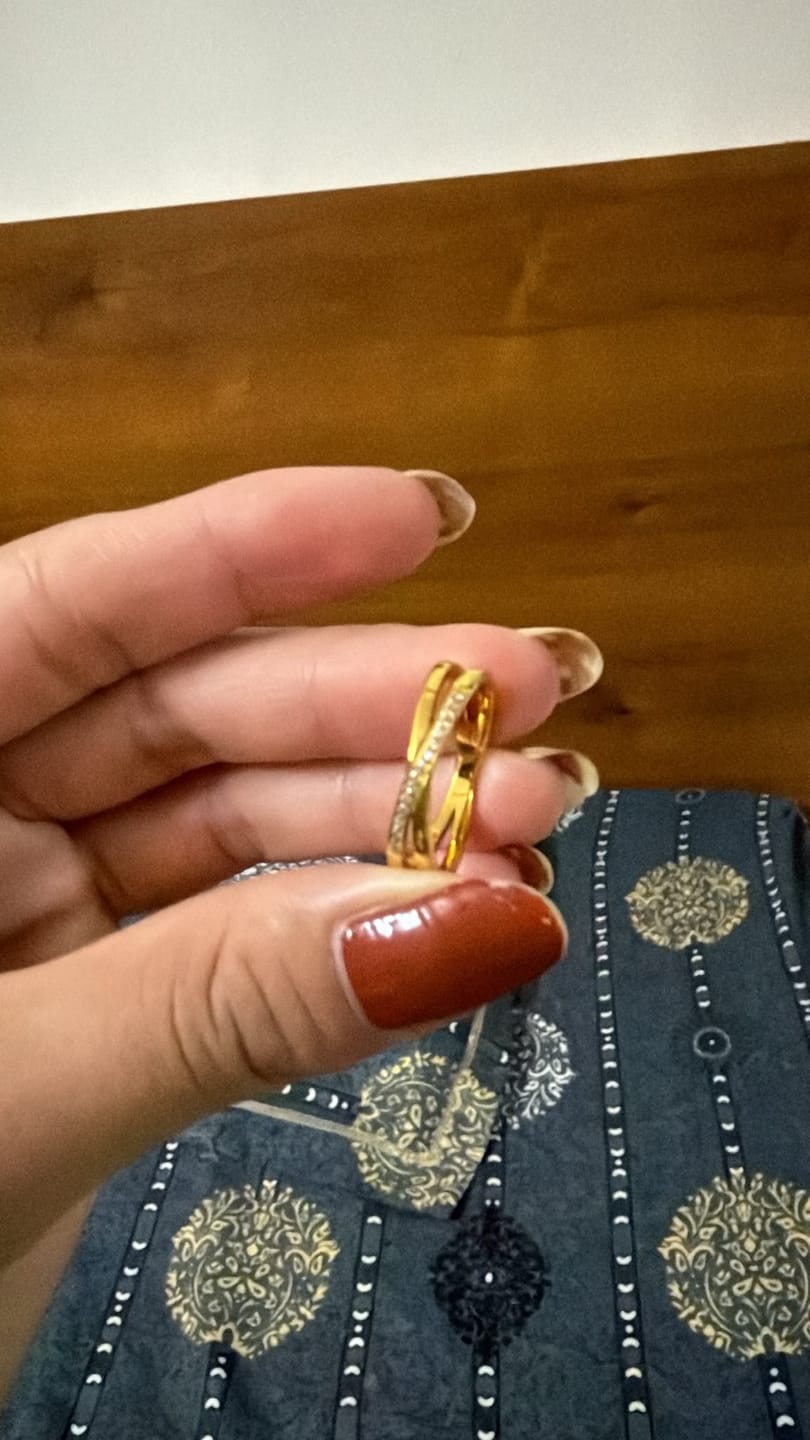 Customer photo review of Cross-Over Stones Lined Twist Ring
