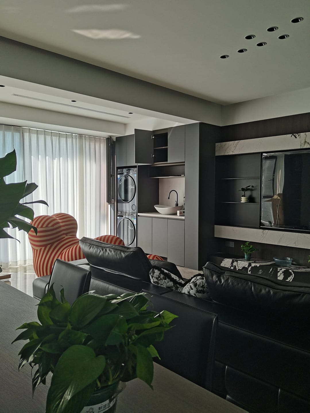 Customer photo review of Hiksnra Soft Form Lounge Chair