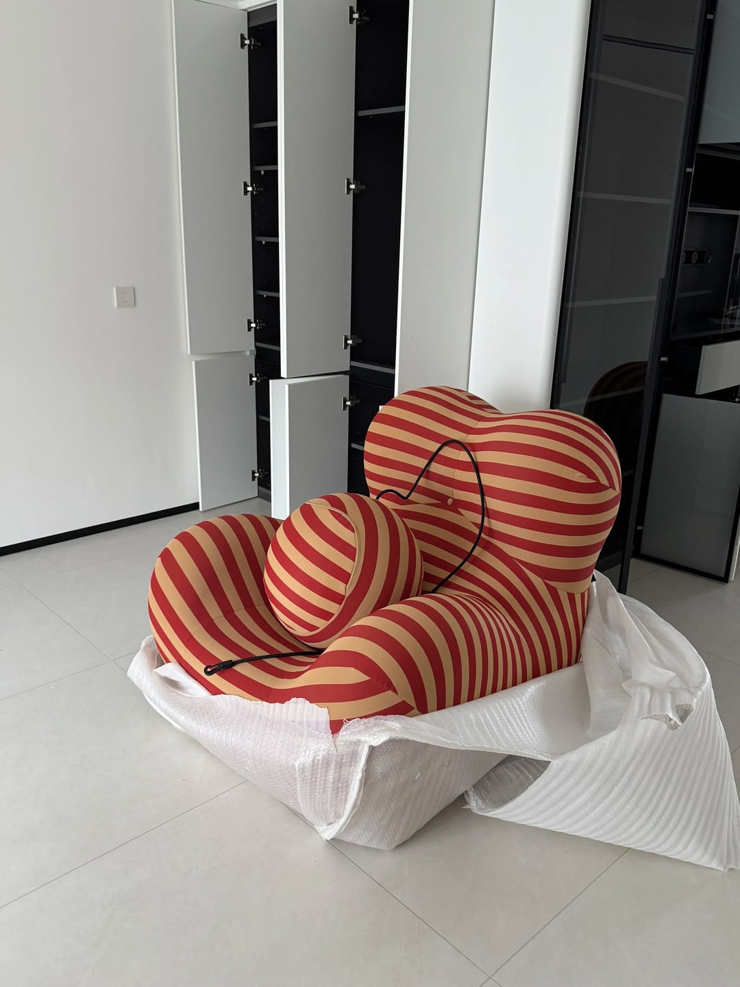 Customer photo review of Hiksnra Soft Form Lounge Chair