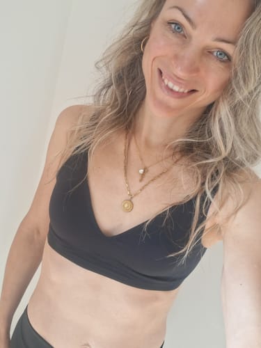 Customer's Sivara Komfort-BH in black worn as a sporty top, showing a smooth and seamless fit.