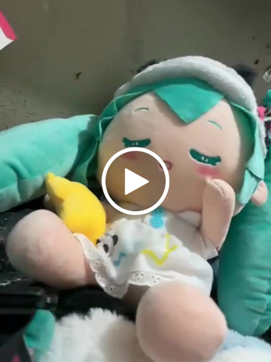 Customer video review of Officially Licensed Hatsune Miku Large Sleepy Plush Toy (30 x 23 cm / 11.8 x 9.1 in)