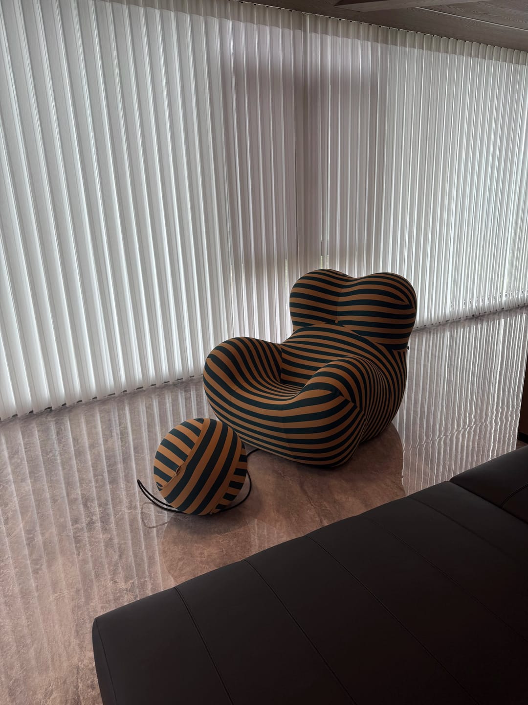 Customer photo review of Hiksnra Soft Form Lounge Chair
