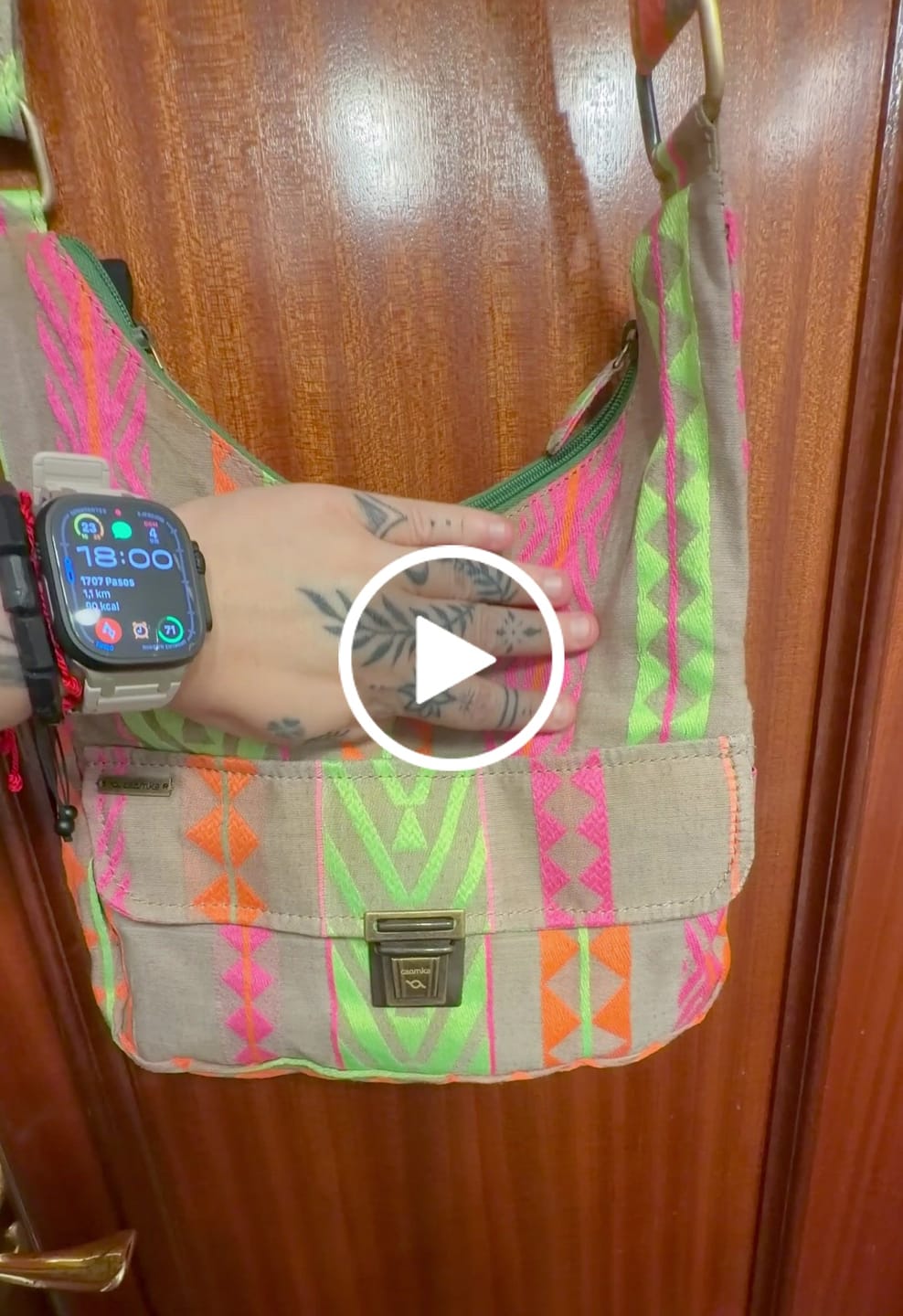 Customer video review of Bolso Bandolera Súper Caomka "Neon Tribal" · Pieza Única Núm. 19557