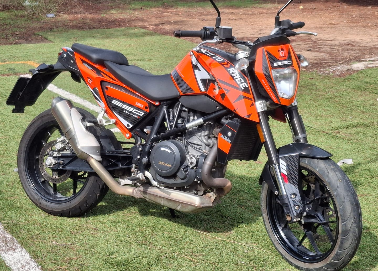 Customer photo review of KTM 690 Duke GRAPHICS - "RR-Tech" (Orange)