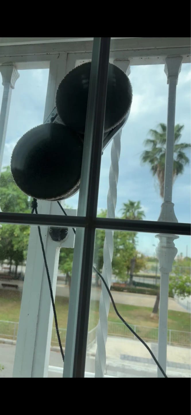 Customer photo review of Robot Limpia Cristales con control remoto