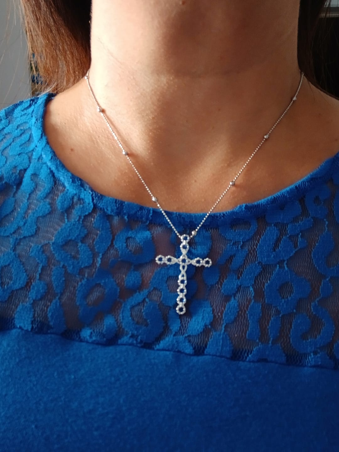 Customer photo review of Collier Croix Cristaux de Zirconium Bleu
