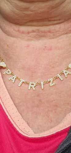 Customer's Collana Personalizzata con nome in Zirconi Preziosi indossata, mostrando il nome Patrizia scintillante.