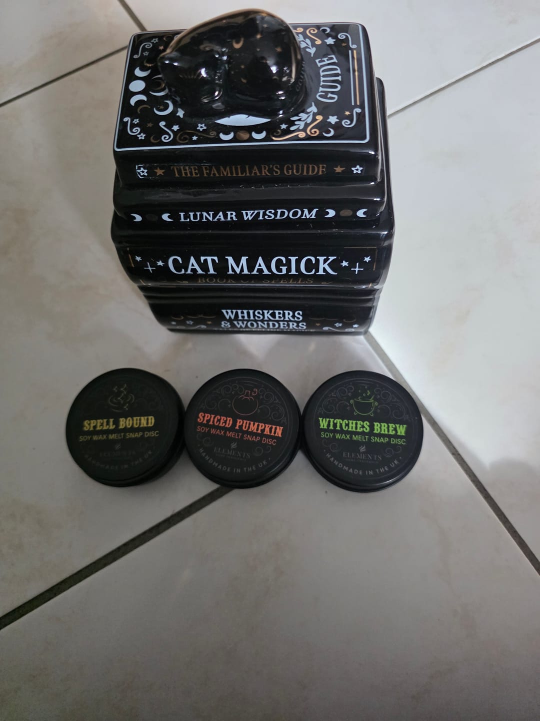 Customer photo review of Schwarze Katze Duftlampe Bücherstapel – Witchy Öl & Wax Wärmer