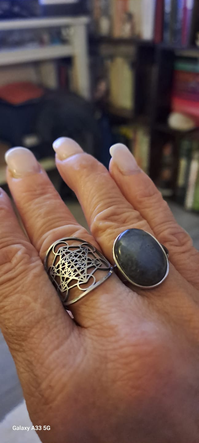Customer photo review of Bague Réglable "Reflets Boréaux" en Labradorite
