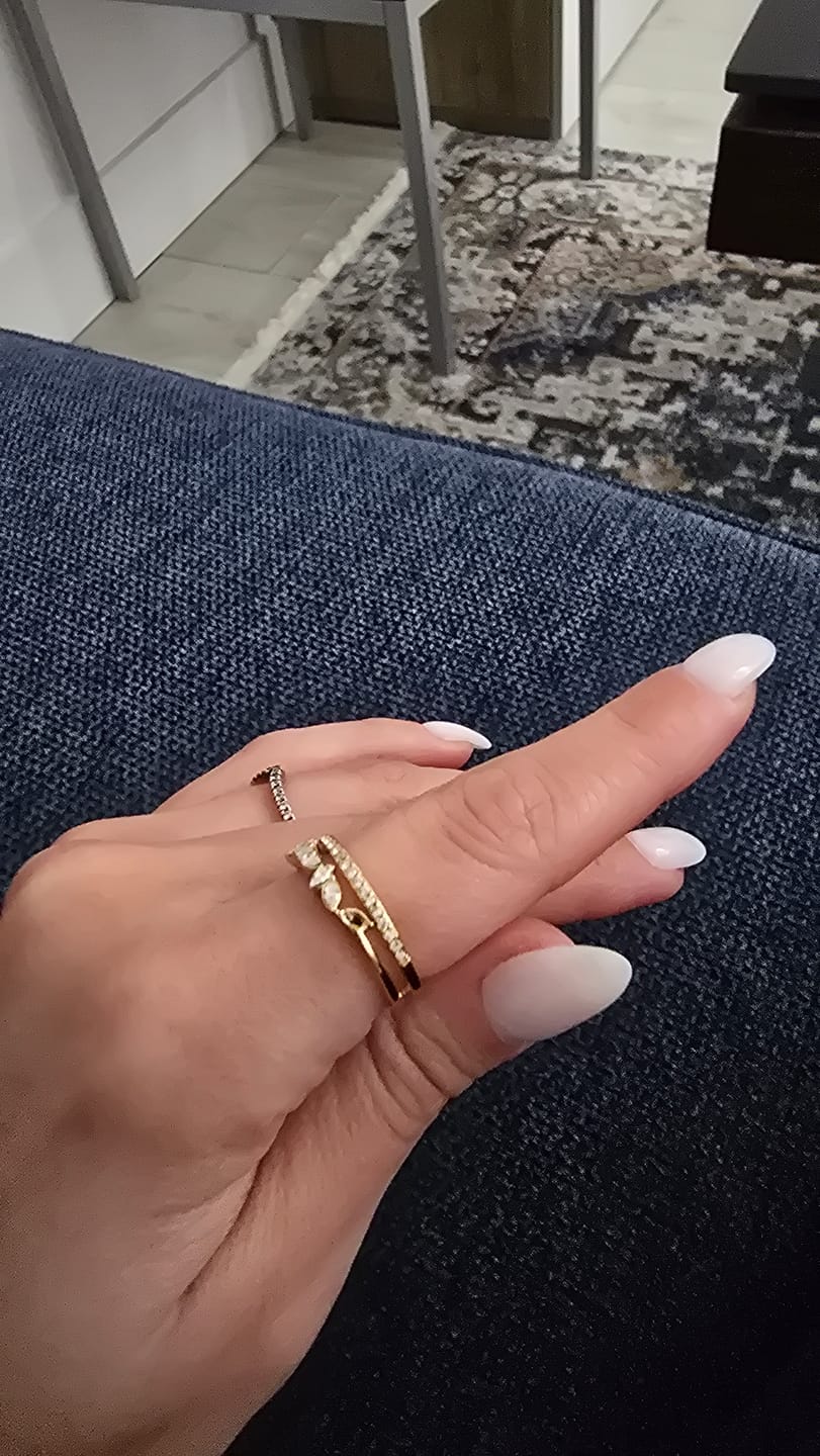 Customer photo review of 18K Gold Mia Crystal Ring