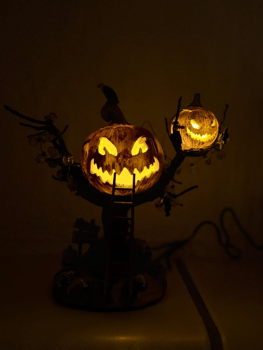 Customer photo review of Pumpkin Tree House – Beleuchtetes Kürbis Baumhaus Spooky Regal Deko