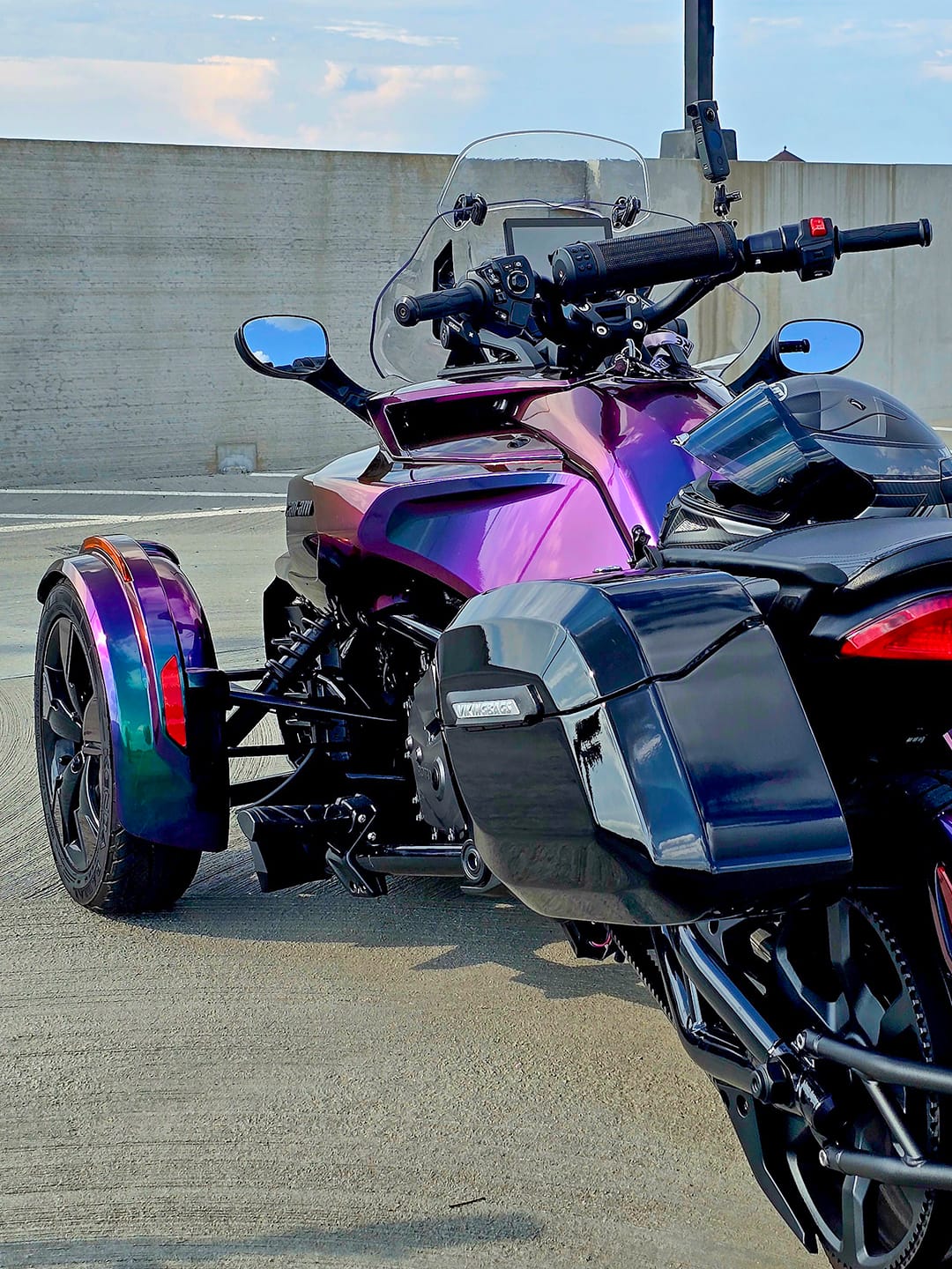 Customer photo review of 40L - Lamellar Raven Extra Large CAN AM Spyder F3 Painted Motorcycle Hard Saddlebags