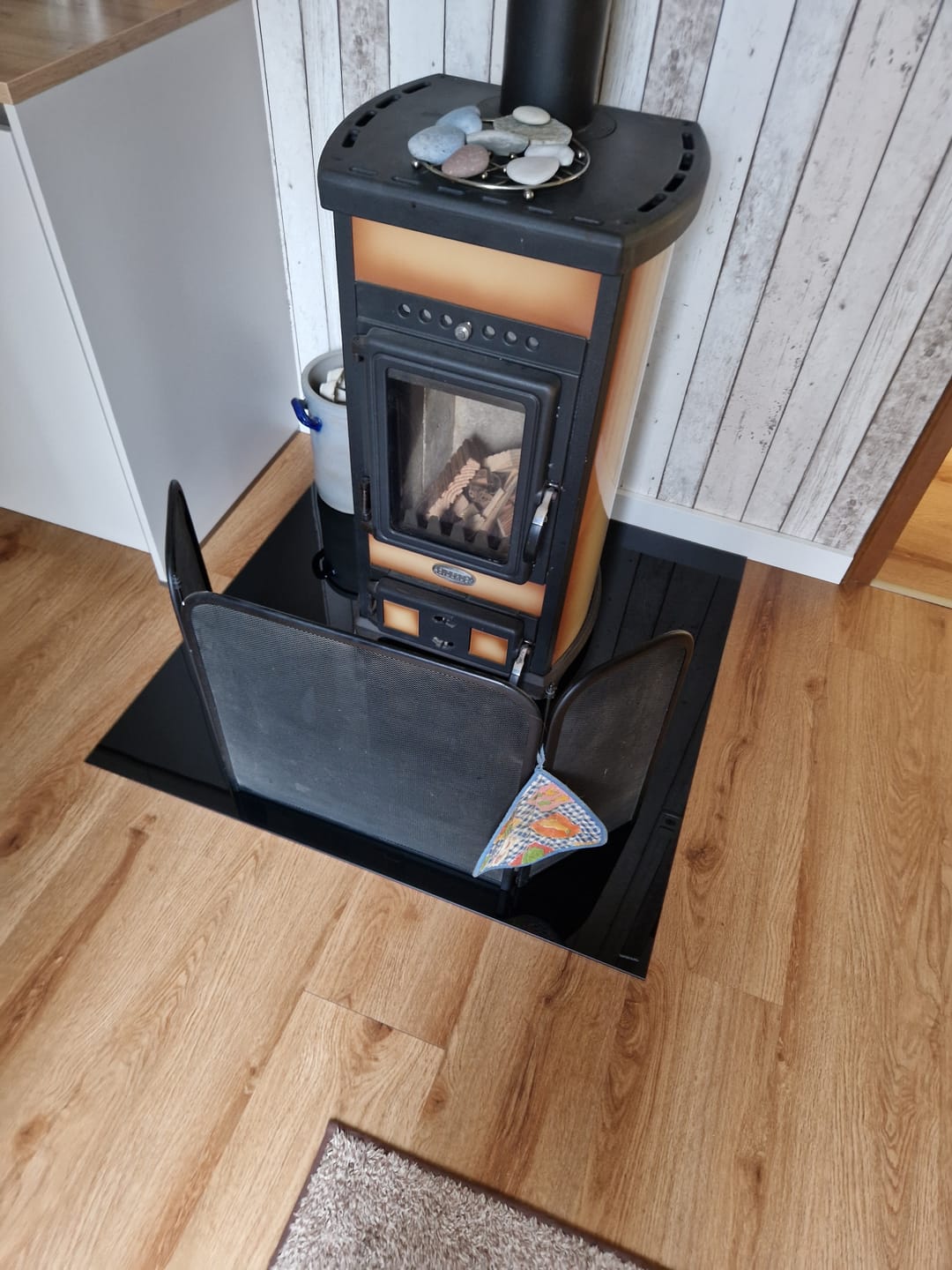 Customer photo review of Glasplatte Kamin, Funkenschutzplatte Glas für Kaminofen - Quadrat Schwarz - ohne Facette
