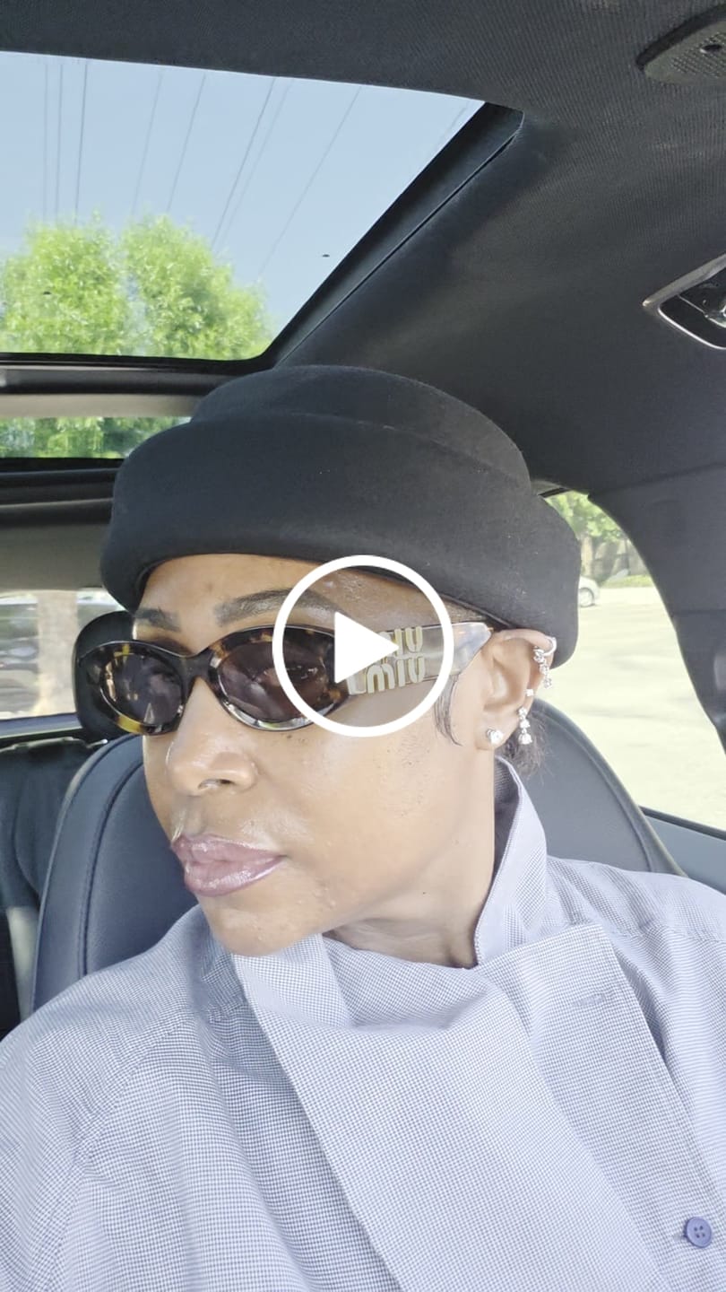 Customer video review of London Pillbox - Black