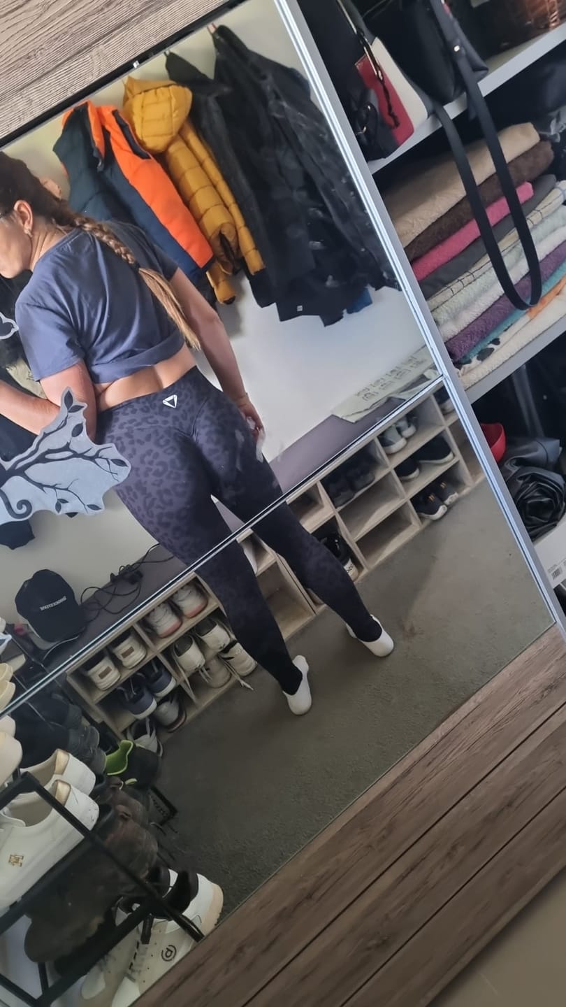 Customer photo review of MOTION LEO MID WAIST SCRUNCH LEGGINGS V2