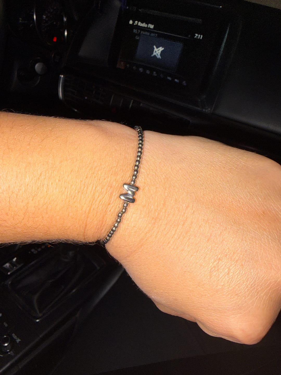 Customer photo review of Pulsera Plateada Bolitas Con Inicial