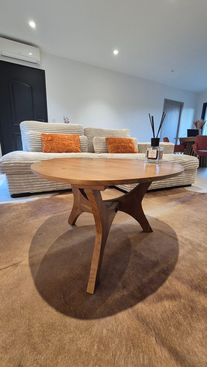 Customer photo review of Table basse en bois massif ARCHITECTURE 70cm finition miel naturel acacia triangulaire