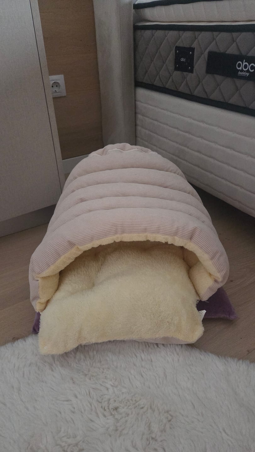 Customer photo review of Warm Pet Sleeping Bed