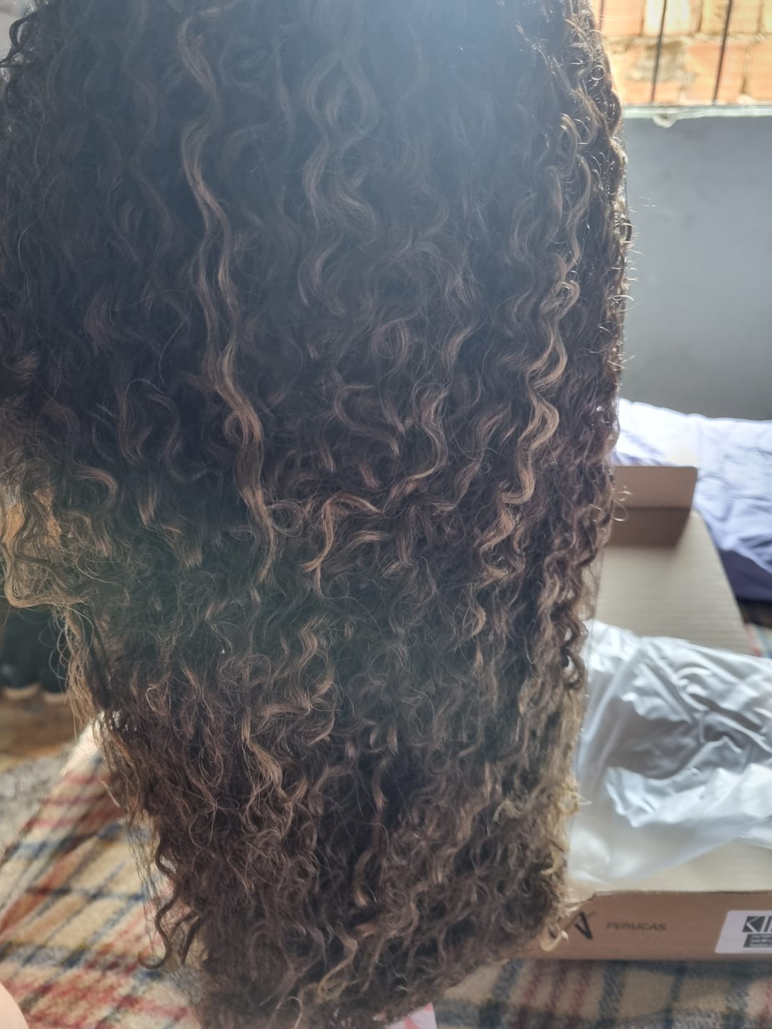 Customer photo review of Peruca Wig Dana Cacheada Castanho com Luzes 12H24