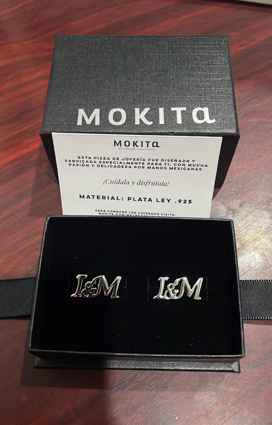 Customer photo review of Mancuernillas Personalizadas con Iniciales