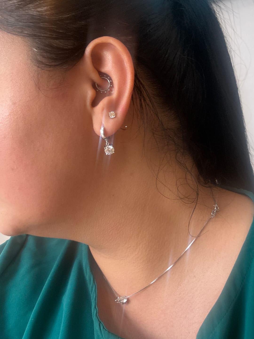 Customer photo review of Brinco Argola Minimalista em Prata 925 com Pedra Moissanite 4mm