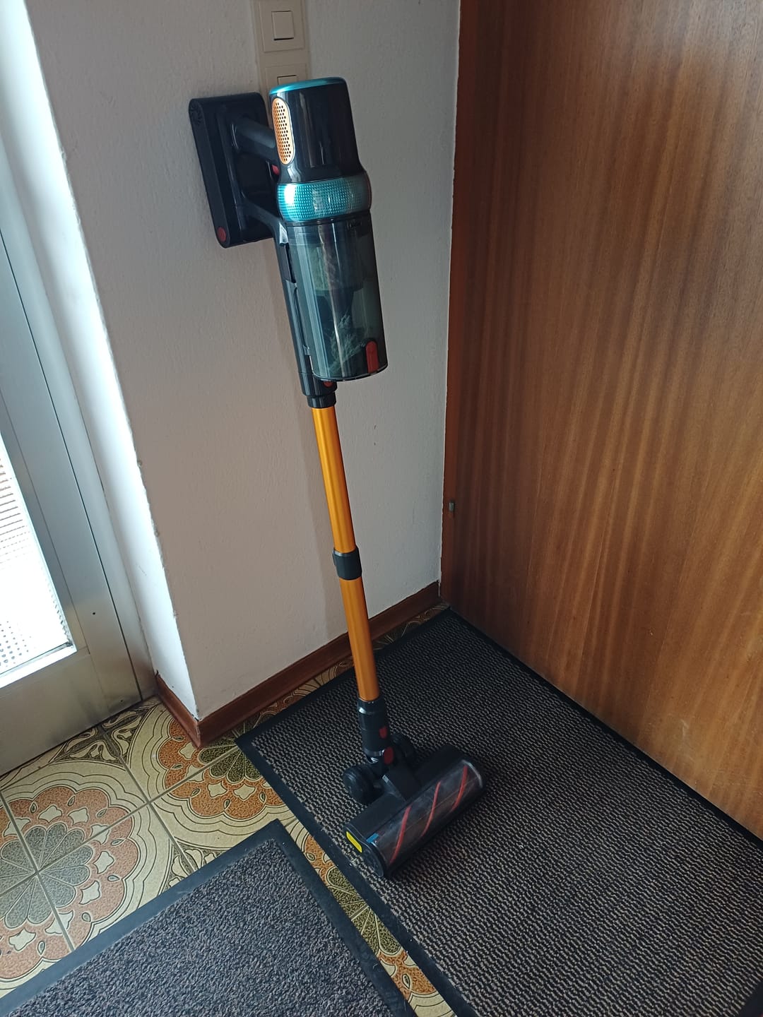 Customer photo review of Ultra-starker Akku-Staubsauger mit automatischer Stauberkennung / Bis zu 60 Minuten Laufzeit / Beutelloser Staubsauger für Teppiche, Hartböden & Tierhaare 600 W