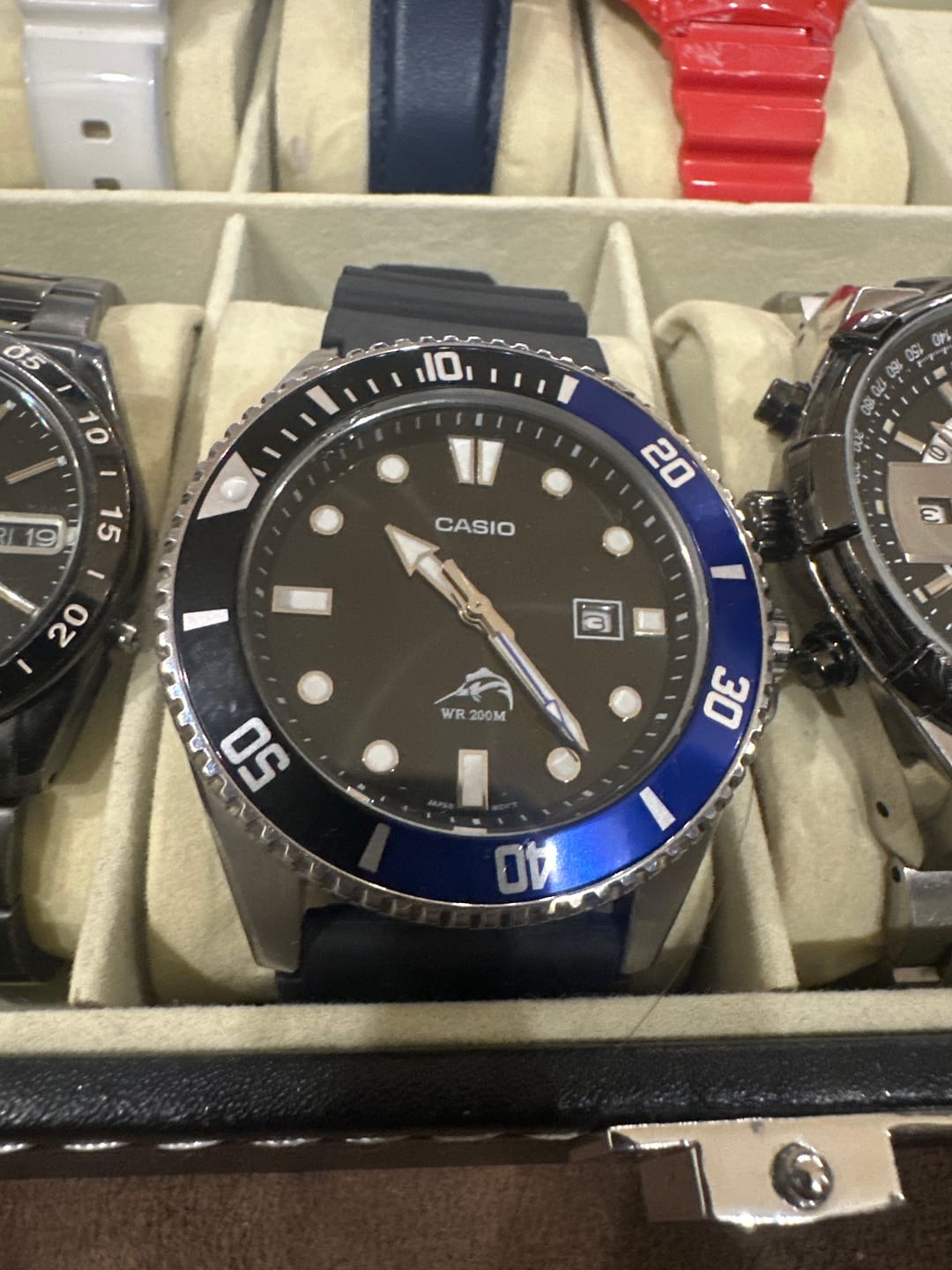 Customer photo review of Reloj Casio Submariner Marlin Duro MDV-106B-1A1VCF Batman Buceo [EXCLUSIVO]