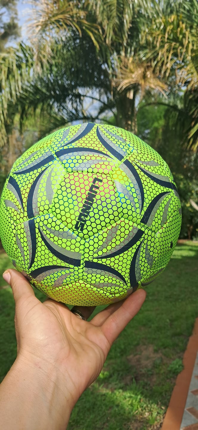 Customer photo review of Pelota Luminosa Glow Brilla en la Oscuridad Marca Luminus