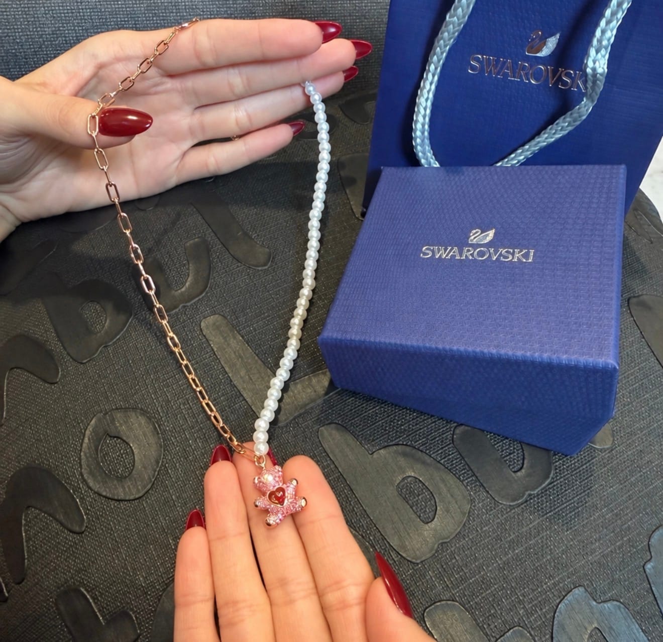 Customer photo review of Collar Teddy Bear Rosa con Perlas y Cristales | Swarovski