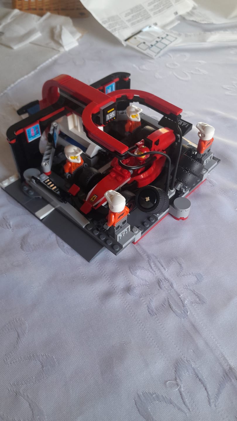 Customer photo review of Parada en Pits de F1® y Equipo de Mecánicos con Auto Ferrari