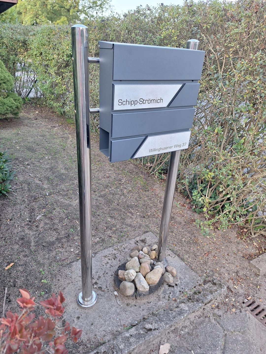 Customer photo review of AlbersDesign Briefkasten B1 anthrazit (RAL7016) personalisiert mit Edelstahl-Schildern