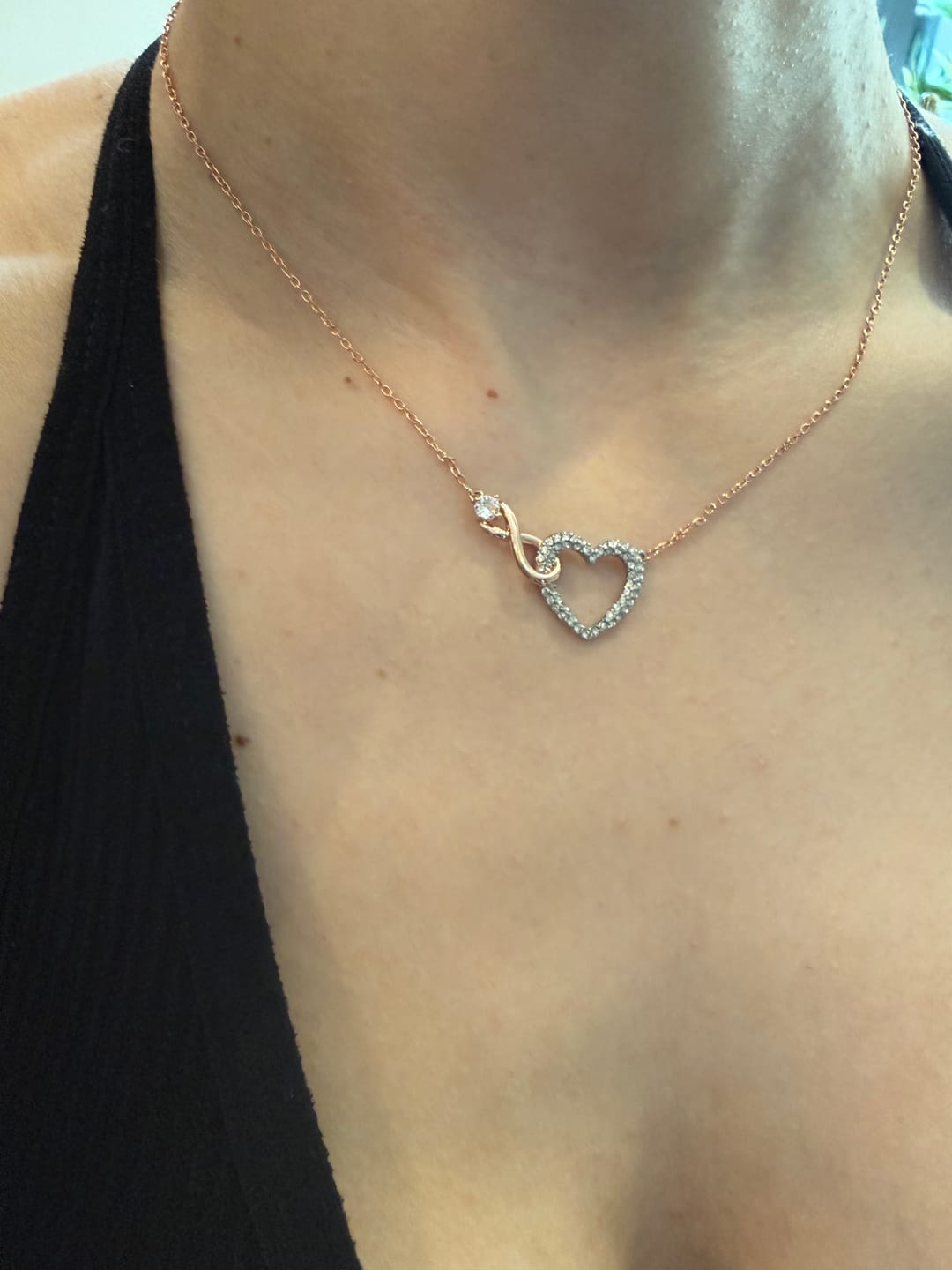 Customer photo review of Collar Corazón Infinito Swarovski en Oro Rosa