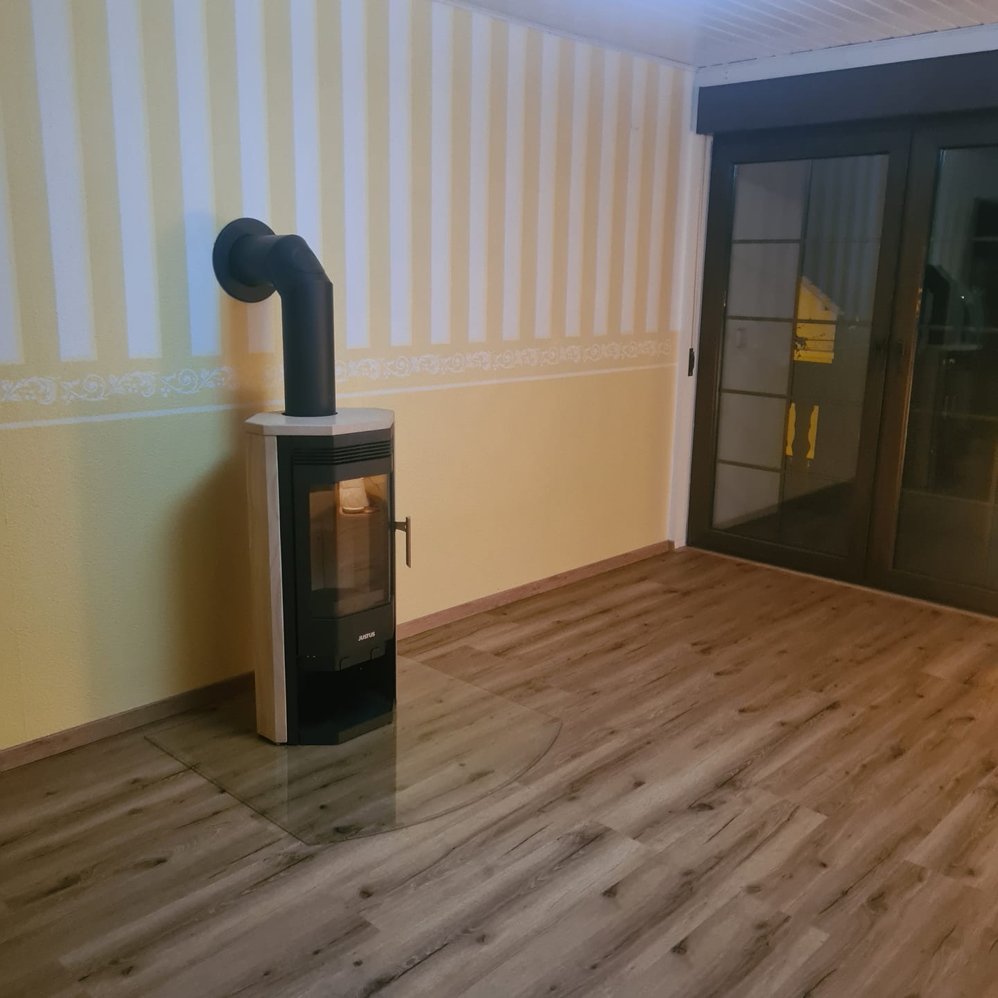 Customer photo review of Glasplatte Kamin, Funkenschutzplatte Glas für Kaminofen - Segmentbogen