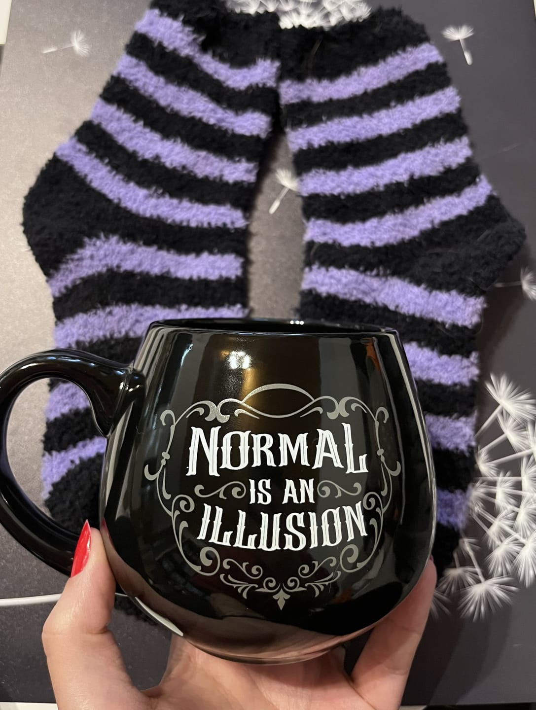 Customer photo review of Normal is an Illusion Tasse mit gestreiften Socken – Geschenkset