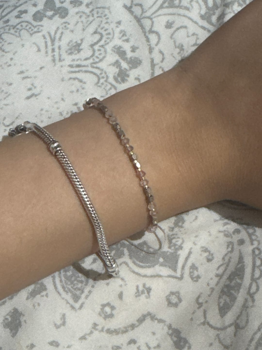 Customer photo review of Pulsera Hilo Con Piedras y Bolitas Doradas