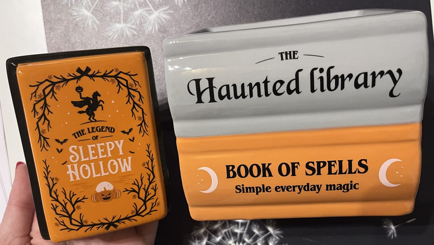 Customer photo review of Halloween Duftlampe Bücherstapel – Ölbrenner & Wachsschmelzer im Buchdesign