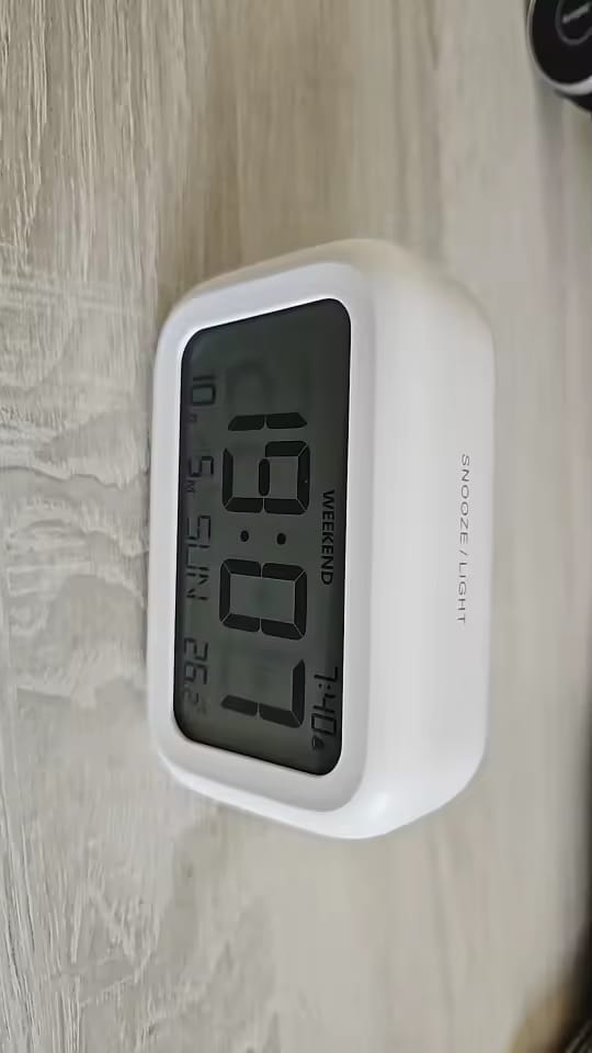 Customer photo review of Réveil numérique rétroéclairage LCD