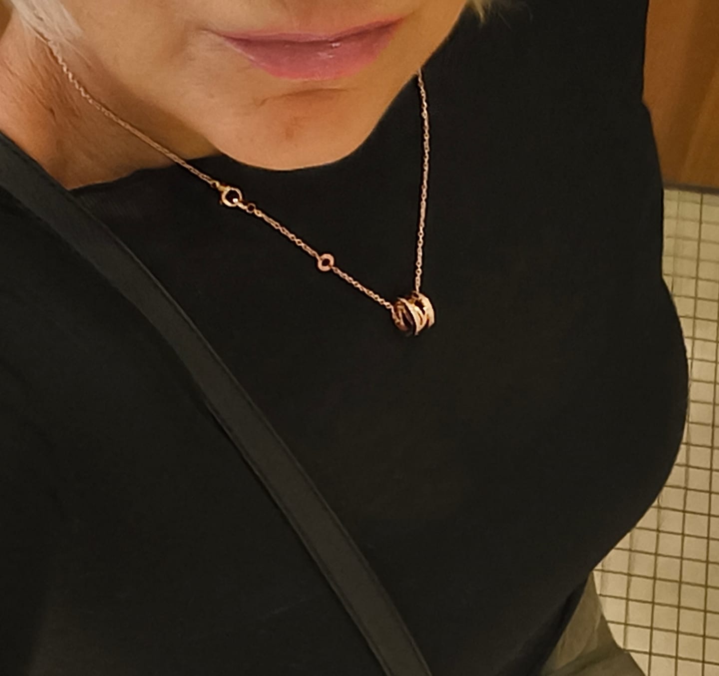 Customer photo review of ZERO 1 PINK GOLD NECKLACE