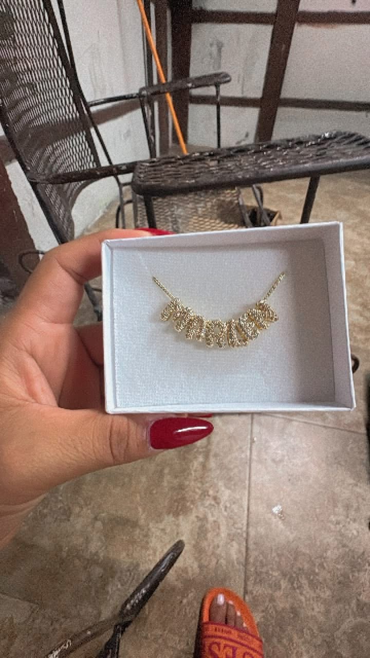 Customer photo review of Personaliza Tu Collar Inicial Mini Bubble Dorado Zirconias