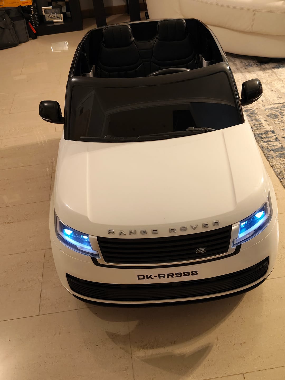 Customer photo review of Carro elétrico para criança RANGE ROVER SV  Branco 2 Lugares 24v c/ RODAS DE BORRACHA & ASSENTO EM PELE