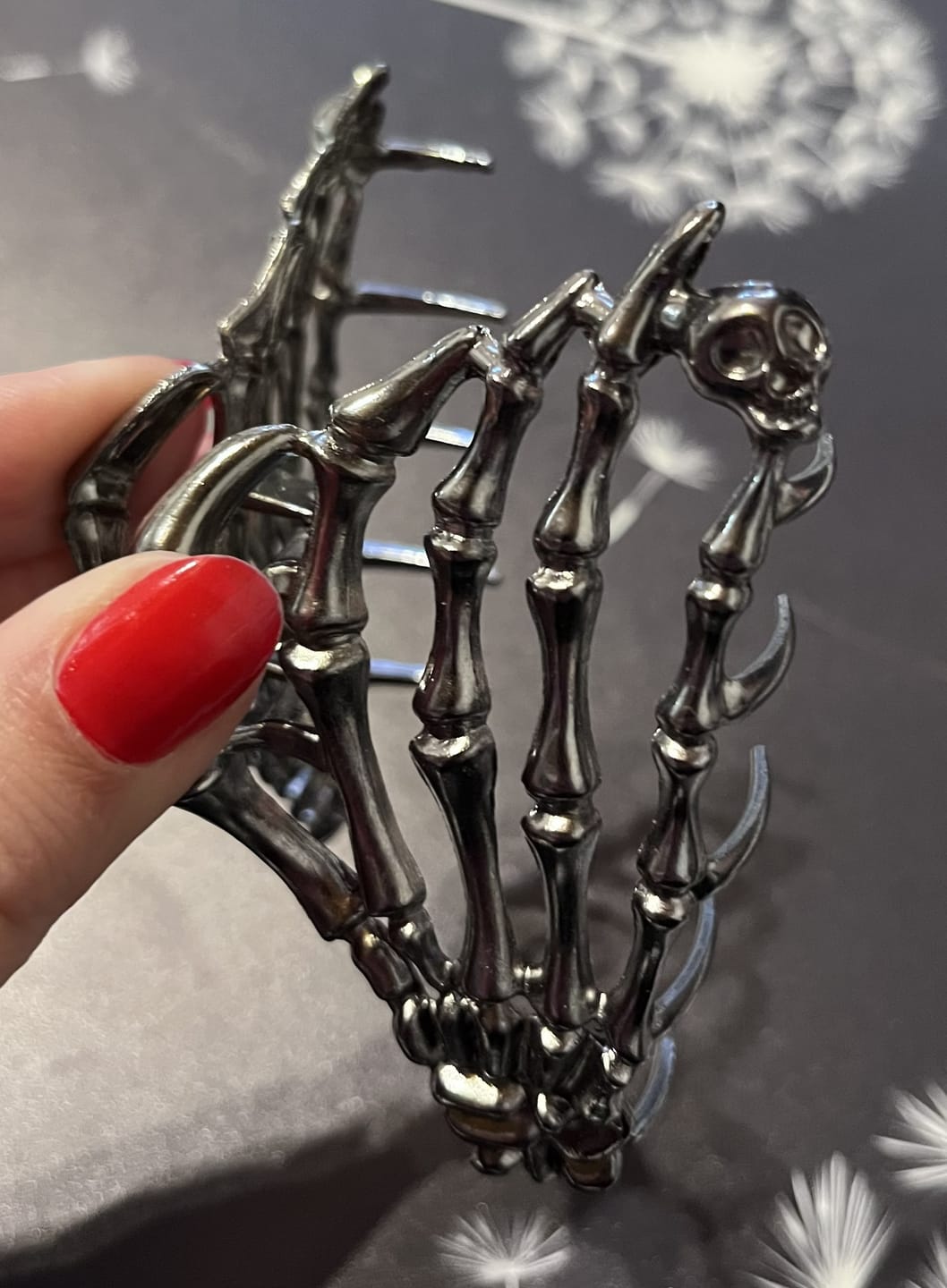 Customer photo review of Spooky Metall-Haarspange – Spinne oder Skelett-Hand