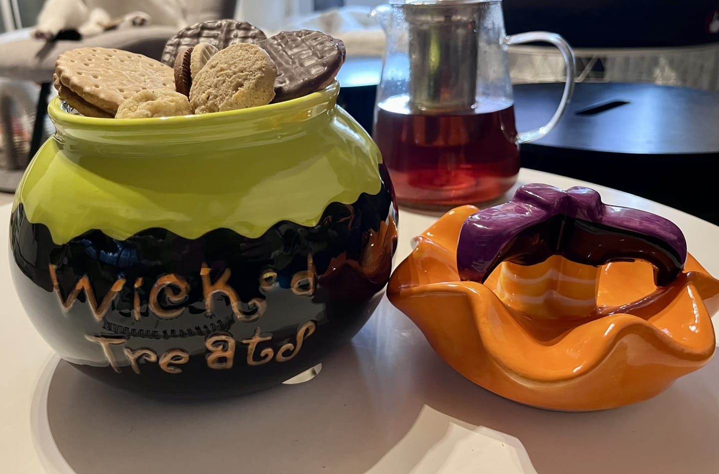 Customer photo review of Halloween Keksdose Wicked Treats im Hexenkessel-Design
