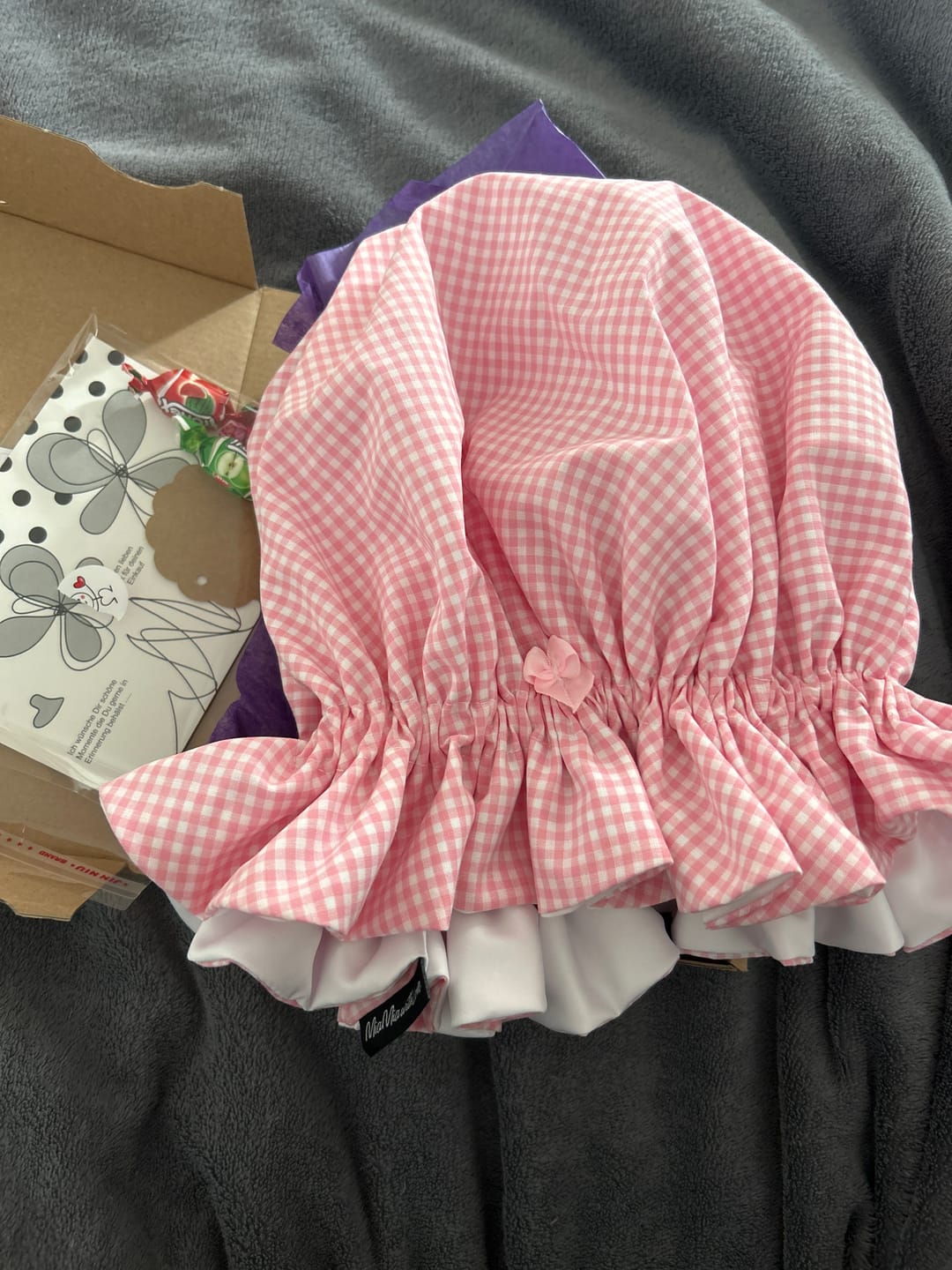 Customer photo review of Satin Bonnet weiß / karo rosa