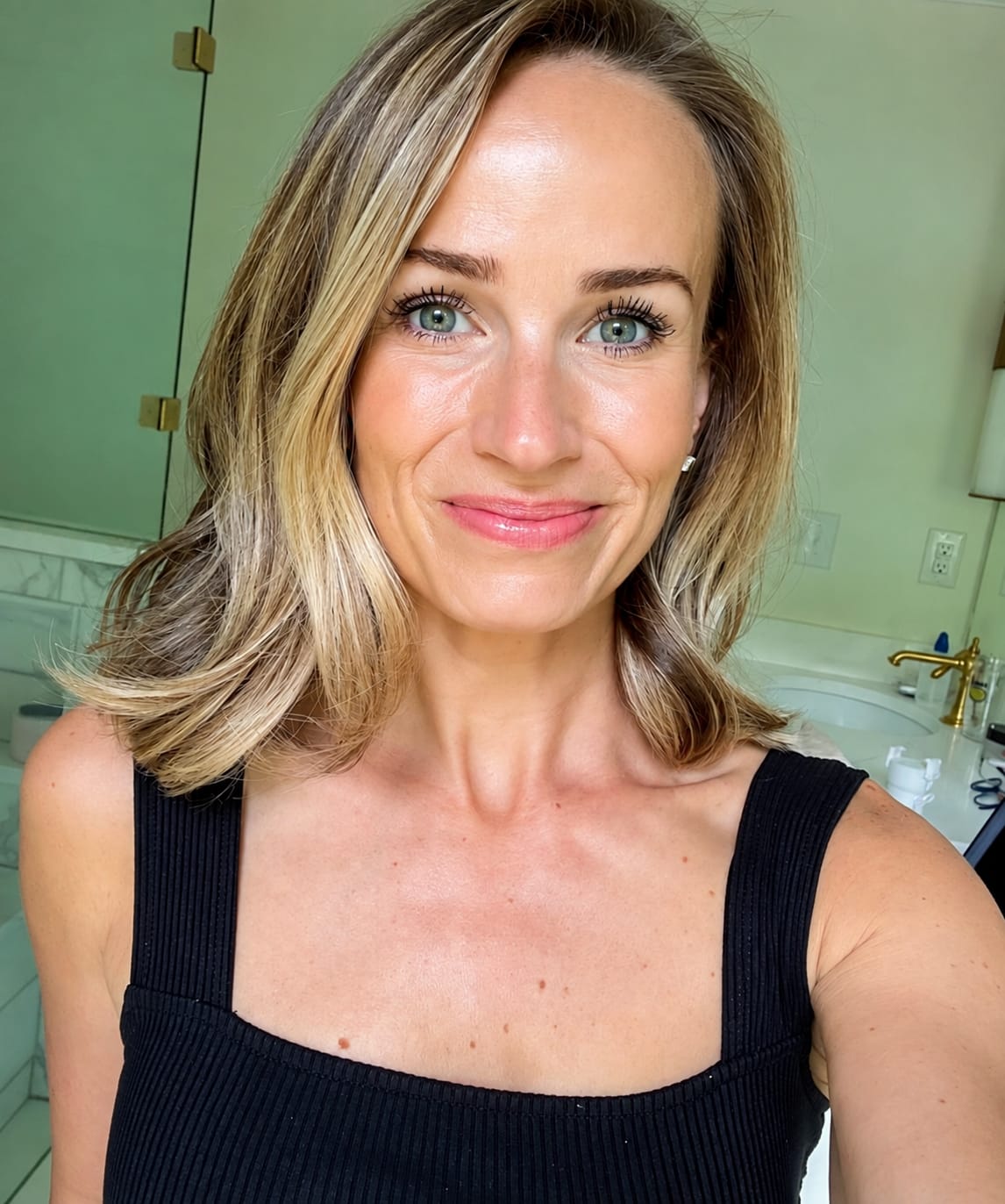 Customer photo review of NOVERA® Color-Changing Foundation Stick