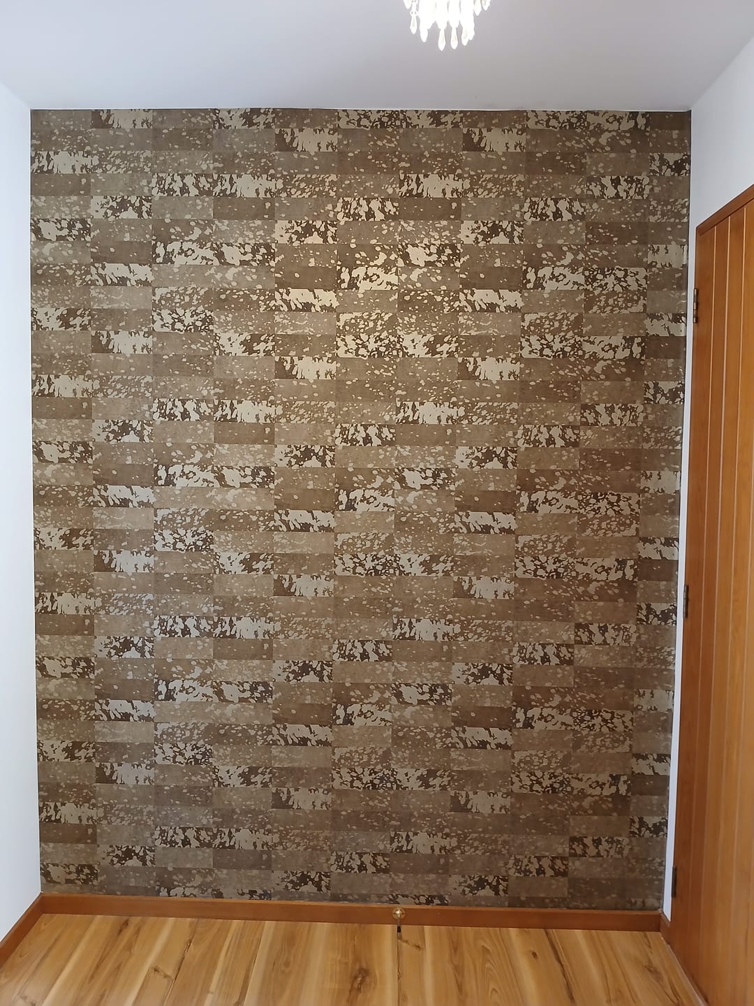 Customer photo review of Saffiano Leather Vinyl Wallpaper - Gold Metallic