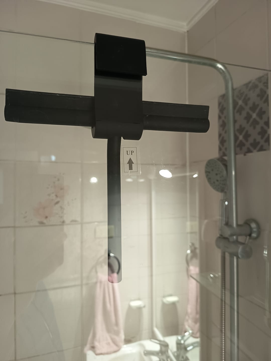 Customer photo review of Plumilla Limpia Vidrios Multifuncional + Soporte Para Colgar Negro