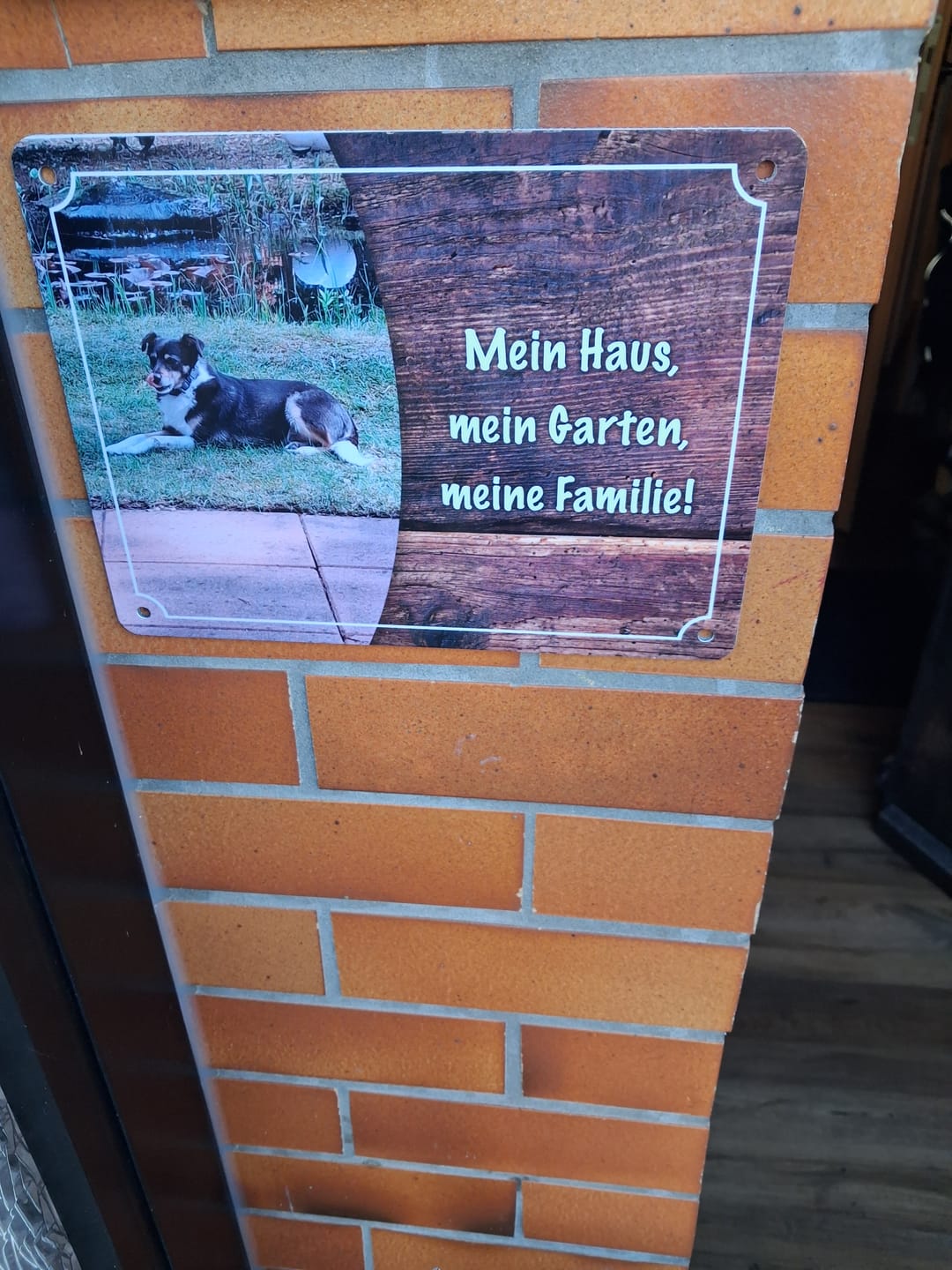 Customer photo review of Hunde-Türschild personalisiert mit Foto & Text (UV- und wetterfest)
